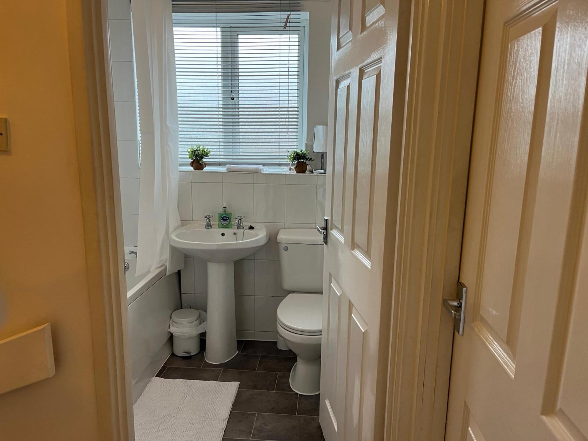Kettering Service Accomodation 2Brh Freeparking Wifi Smart Tv Tea & Coffee 외부 사진