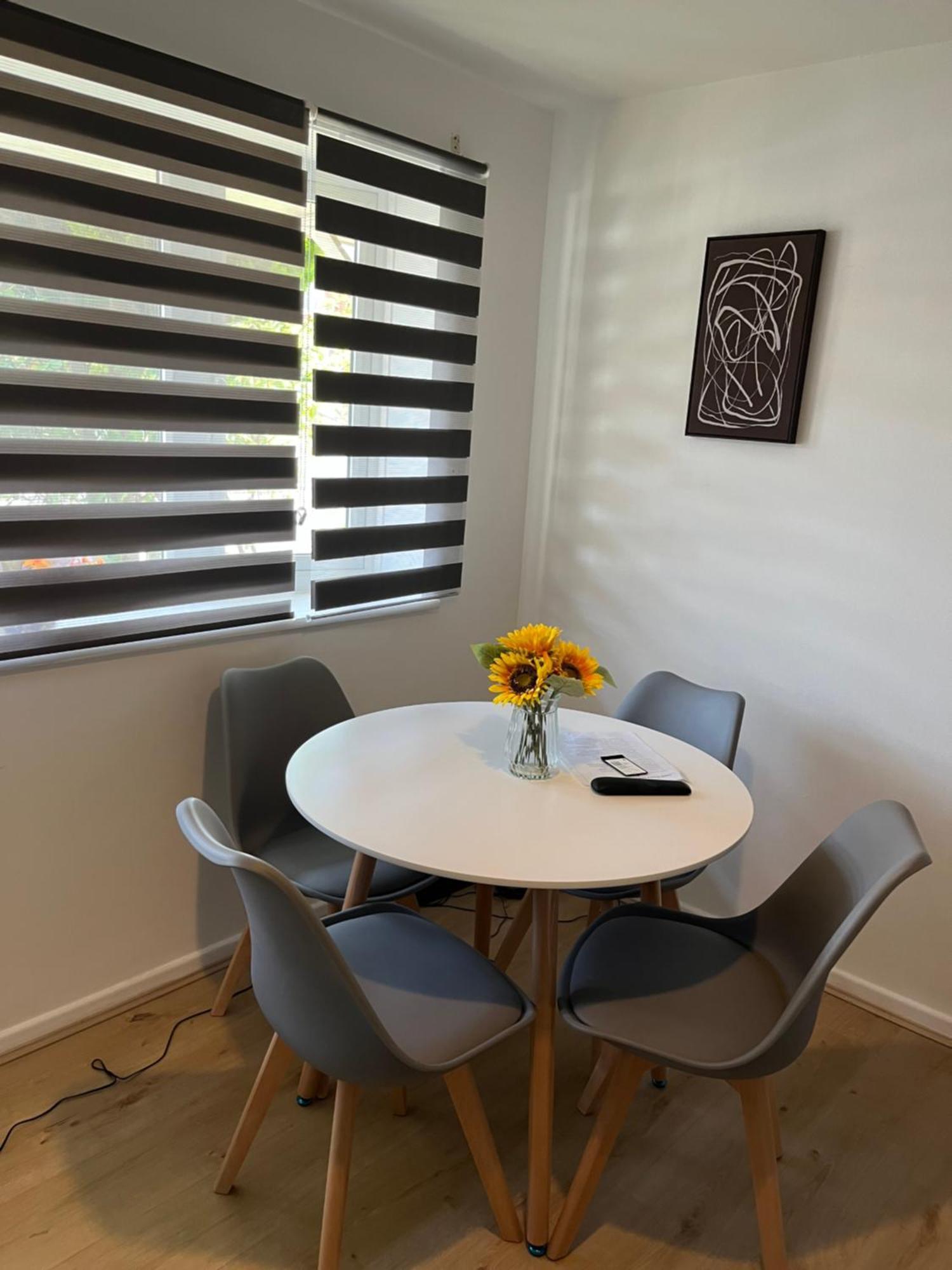 Kettering Service Accomodation 2Brh Freeparking Wifi Smart Tv Tea & Coffee 외부 사진